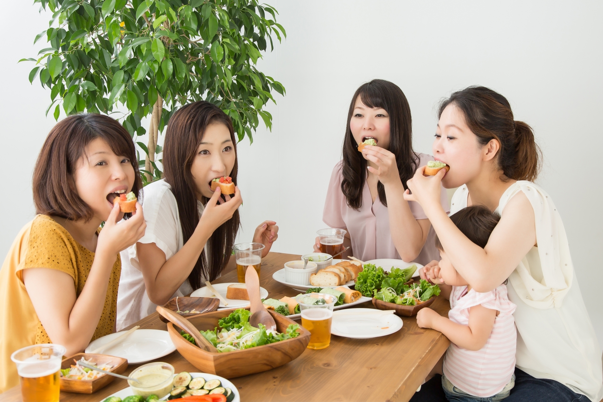 食事中の女性たちの写真
